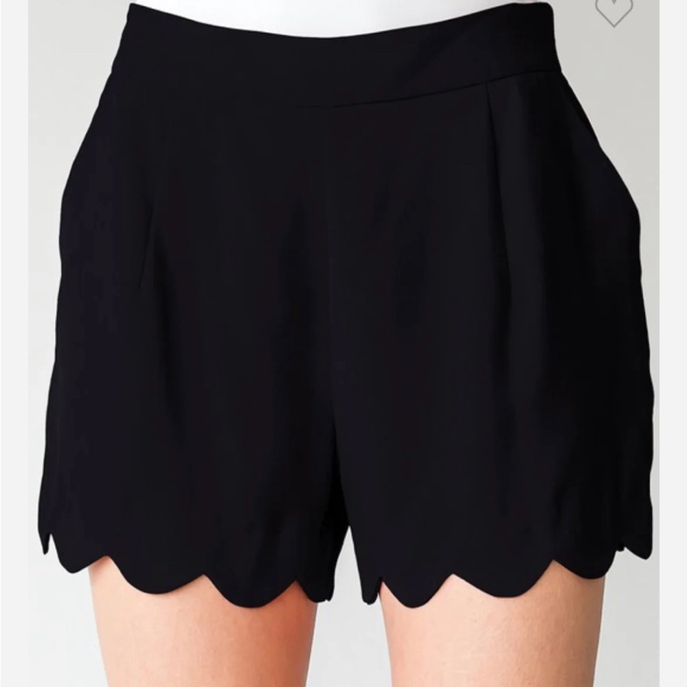 Scalloped hem Shorts/skort NWT